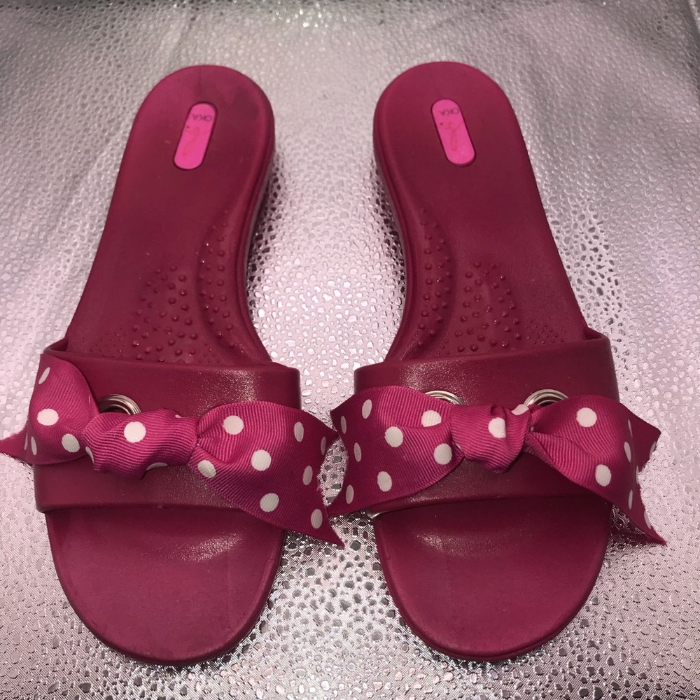 Oka b sandals. Pink w/bow. Size ML. (ii)